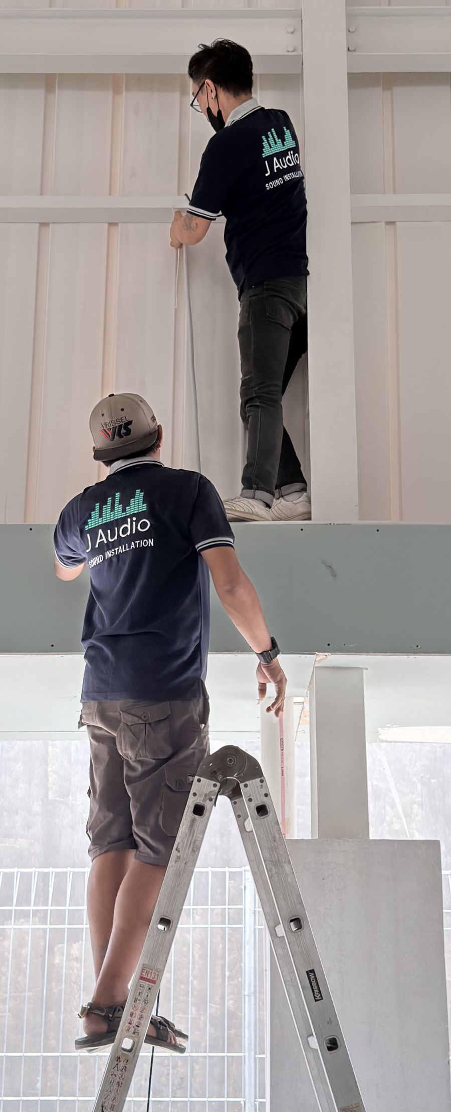 Tim JAudio melakukan instalasi on-site